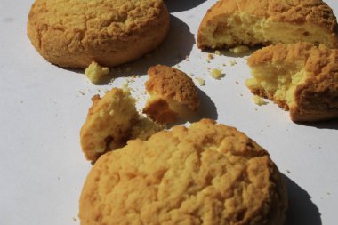 Beyaz arkaplanda çerezler