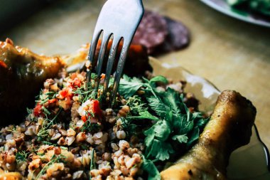 Tavuk ve sebzeli karabuğday.