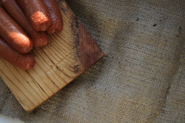 Salchichas Una Tabla Madera —  Fotos de Stock