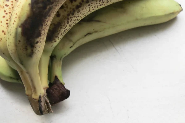 Старые Бананы Каменном Столе — стоковое фото