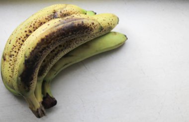 Taş bir masada yaşlı muzlar