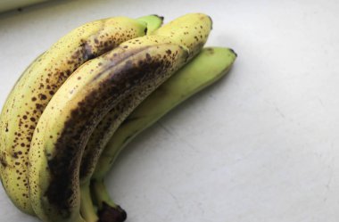 Taş bir masada yaşlı muzlar