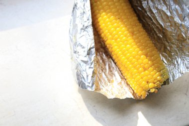 Mısır folyoda pişiyor.