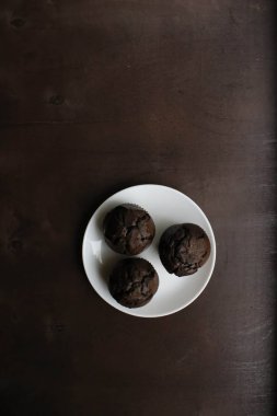 Beyaz tabakta çikolatalı kekler.