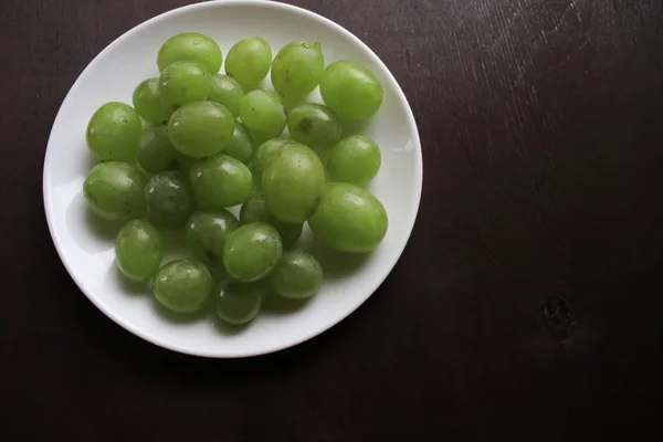 Uvas Plato Blanco —  Fotos de Stock