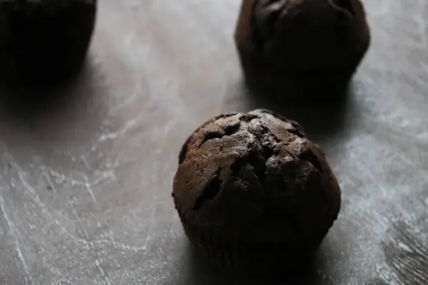 Cupcake Cioccolato Sfondo Marrone — Foto Stock