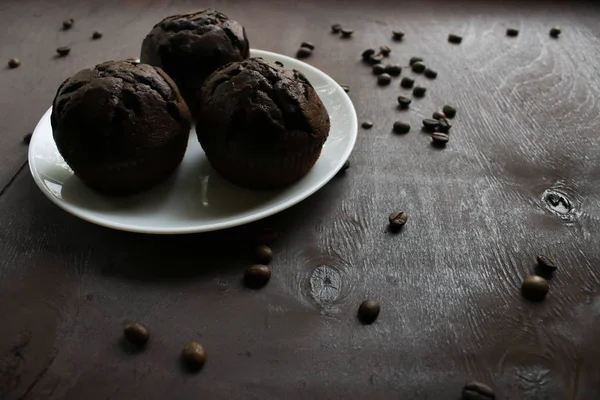 Cupcakes Chocolat Sur Une Assiette Blanche — Photo