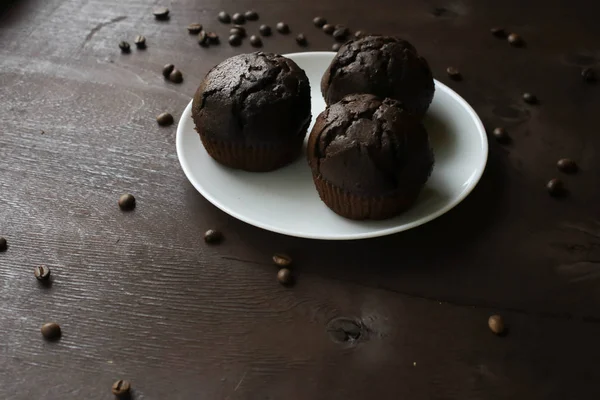 Trois Cupcakes Chocolat Sur Une Assiette Blanche — Photo