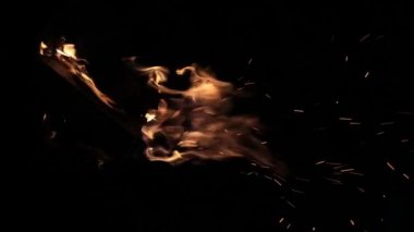 Karanlıkta akşam ateşi