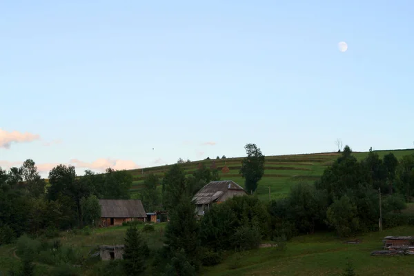 Горная Деревня Закате Летом Луна Небе Над Холмами Горный Пейзаж — стоковое фото