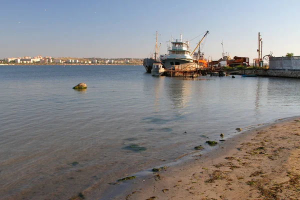 Пляж Берег Пиром Рыбацкими Лодками Заднем Плане Морской Курортный Город — стоковое фото