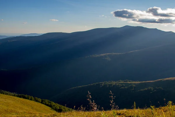 Una Catena Montuosa Sole Che Sfonda Nuvole Raggi Sole Che — Foto Stock