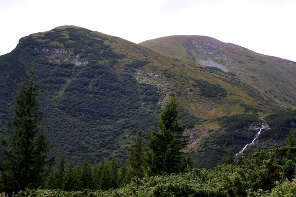 Paisagem Verde Montanha Com Uma Cachoeira Dois Picos Montanha Cobertos — Fotografia de Stock