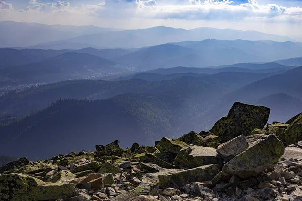 Güneşin Altındaki Yeşil Dağ Sıraları Dağın Tepesinde Kocaman Taşlar Var — Stok fotoğraf