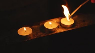 Kilisedeki kadın el fenerleri. Kapat.