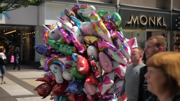 Birmingham, Inglaterra, 03 de junio 2019. La gente va de compras y se relaja en el centro . — Vídeos de Stock