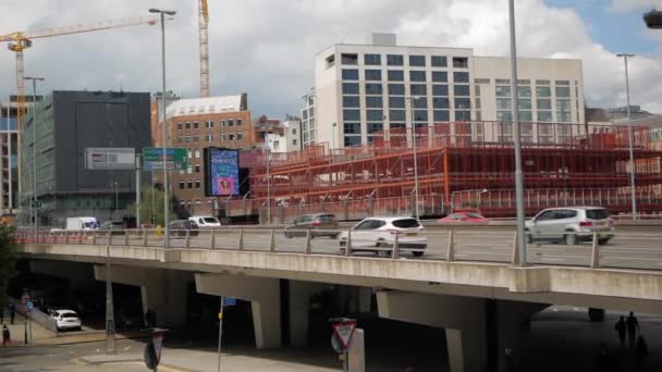 Birmingham, Anglie, 3. června2019. Auta jedou přes most. — Stock video