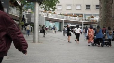 Birmingham, İngiltere, 3 Haziran 2019. İnsanlar alışverişe gider ve şehir merkezinde dinlenir..