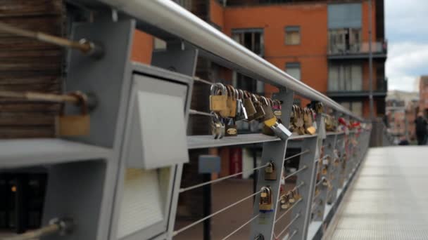 Birmingham, England, June 03 2019. Birmingham Lovers Bridge — Stock Video