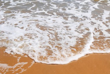 Güneşli gökyüzü olan tropik plajdan deniz manzarası. Vietnam 'ın yaz cenneti plajı. Tropikal sahil. Vietnam 'da tropik deniz. Ufukta bulutlar olan egzotik yaz plajı. Okyanus kumsalı, rahatla, dışarı çık.