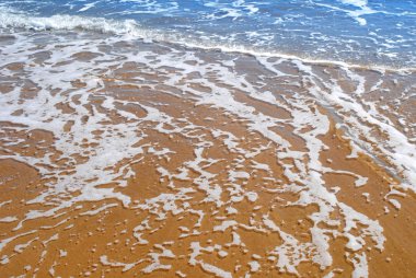 Güneşli gökyüzü olan tropik plajdan deniz manzarası. Vietnam 'ın yaz cenneti plajı. Tropikal sahil. Vietnam 'da tropik deniz. Ufukta bulutlar olan egzotik yaz plajı. Okyanus kumsalı, rahatla, dışarı çık.