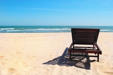Güzel sahil. Deniz kenarındaki kumlu sahilde sandalyeler. Yaz tatili ve turizm için tatil konsepti. İlham verici tropikal manzara