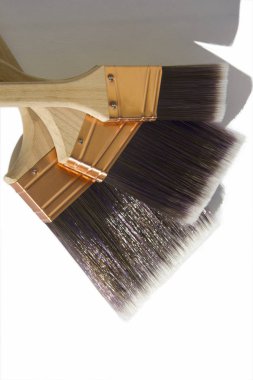 İzole beyaz zemin üzerinde üç büyük sentetik yüksek kaliteli Boya fırçaları.