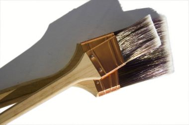 İki büyük sentetik yüksek kaliteli Boya fırçaları izole beyaz zemin üzerine.