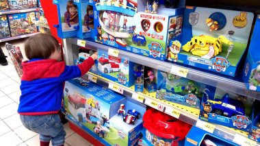 Portekiz Algarve, Mart 2018 yaklaşık. Oyuncak bir Jumbo süpermarkette bakarak küçük 3 yıl yaşlı erkek çocuk.