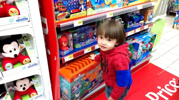 Portekiz Algarve, Mart 2018 yaklaşık. Oyuncak bir Jumbo süpermarkette bakarak küçük 3 yıl yaşlı erkek çocuk.