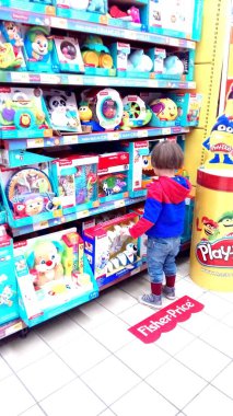 Portekiz Algarve, Mart 2018 yaklaşık. Oyuncak bir Jumbo süpermarkette bakarak küçük 3 yıl yaşlı erkek çocuk.