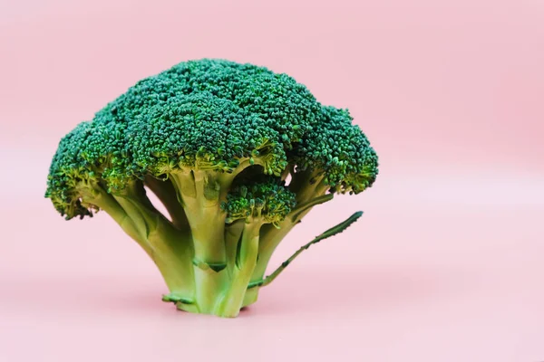 Frischer grüner Bio-Brokkoli auf rosa Hintergrund. Nahaufnahme — Stockfoto