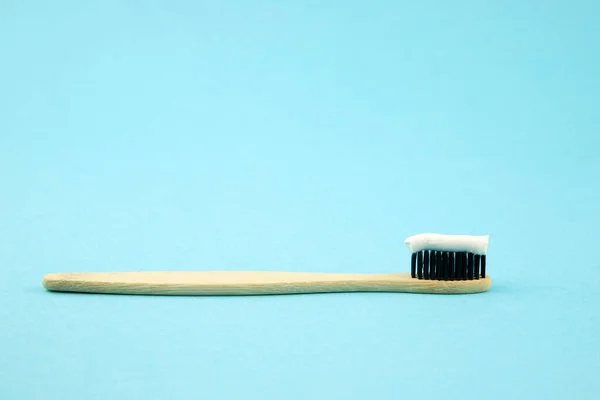 Bamboo eco toothbrush with natural bristles and paste without chemical additives. Recycling. Zero waste. Oral care — Stock Photo, Image