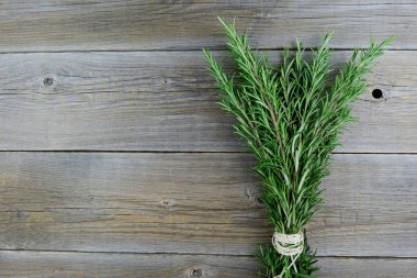 Taze organik dallar, biyo-biberiye eski ahşap bir masada bir iple bağlanmış. Metin için yer.
