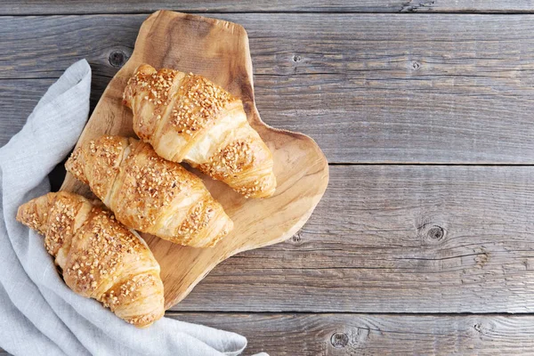 Tres Croissants Franceses Frescos Con Nueces Encuentran Una Tabla Madera — Foto de Stock