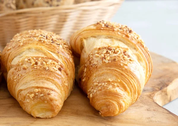 Des Croissants Français Traditionnels Frais Saupoudrés Noix Reposent Sur Une — Photo