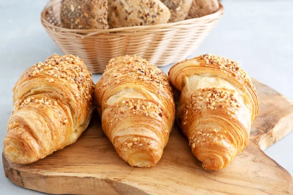 Tres Croissants Franceses Tradicionales Frescos Una Tabla Madera Primer Plano — Foto de Stock