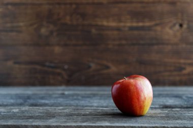 Ahşap bir kırsal masada kırmızı taze biyo-elma. Ahşap arka plan. metin için yer.