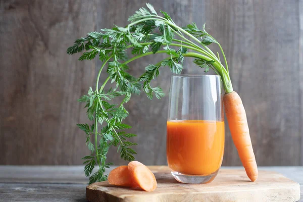 Een Glas Wortelsap Een Houten Statief Verse Wortelen Met Toppen — Stockfoto