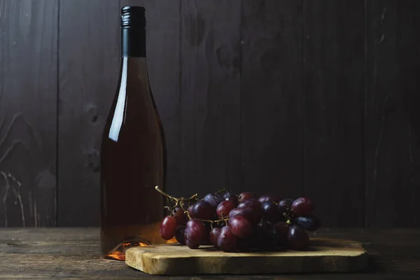 Una Bottiglia Chiusa Vino Rosato Grappolo Uva Rossa Senza Semi — Foto Stock