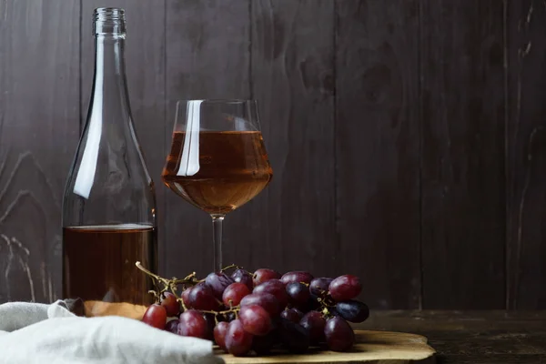 Uma Garrafa Vinho Aberta Lado Copo Vinho Rosa Monte Uvas — Fotografia de Stock