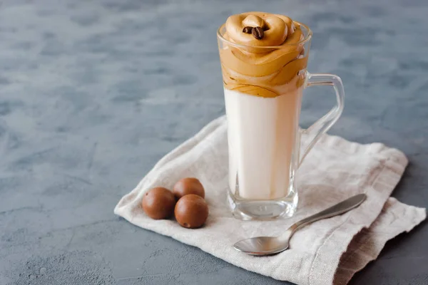 Ein Glas Mit Einem Trendigen Kalten Dalgon Kaffeegetränk Steht Auf — Stockfoto