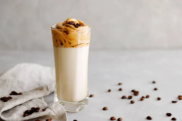 Trendy Kaltes Sommerliches Dalgon Getränk Auf Milch Mit Kaffeeschaum Auf — Stockfoto