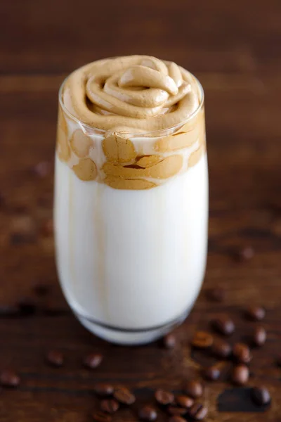 Szklanka Modnym Napojem Mleku Warzywnym Lub Zwykłym Kawa Rozpuszczalna Dalgon — Zdjęcie stockowe