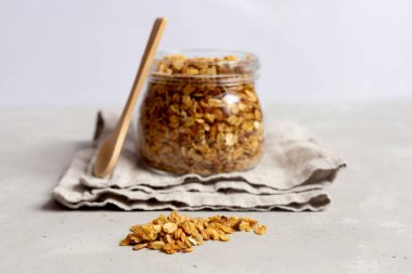 Bir kavanoz taze ev yapımı yulaf ezmesi. Düzgün beslenme, evde sağlıklı kahvaltı. Diyet.