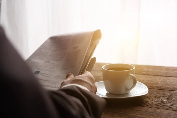 Man Kostym Morgonen Solen Läser Nyheterna Tidningen Bredvid Kopp Svart — Stockfoto