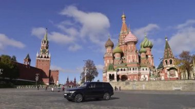 Aziz Basil Katedrali ve Kremlin ana kulenin görünümünü