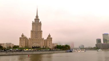 Görünümü Moskova Nehri hızlandırılmış fotoğrafçılık ve otel Ukrayna