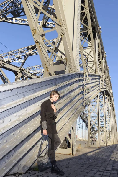 Красивая девушка в стиле моды на фоне моста — стоковое фото