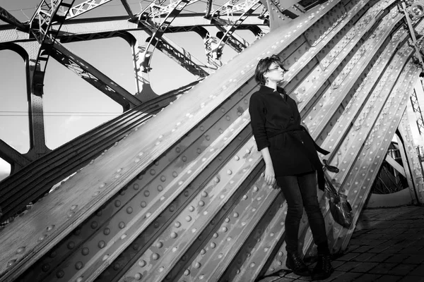 Stil moda köprünün bir arka plan üzerinde güzel kız
